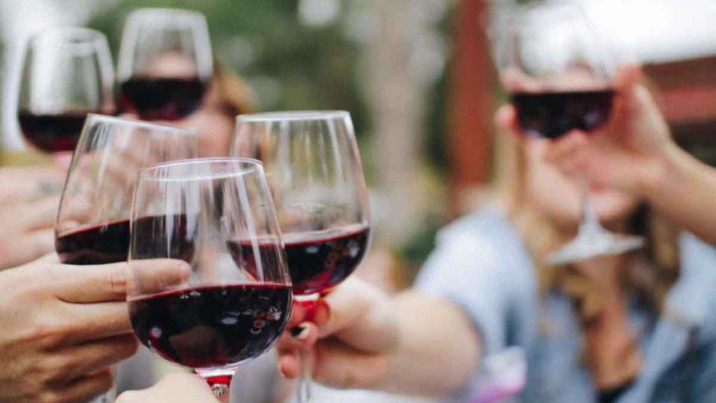 On-trinque-verre-de-vin